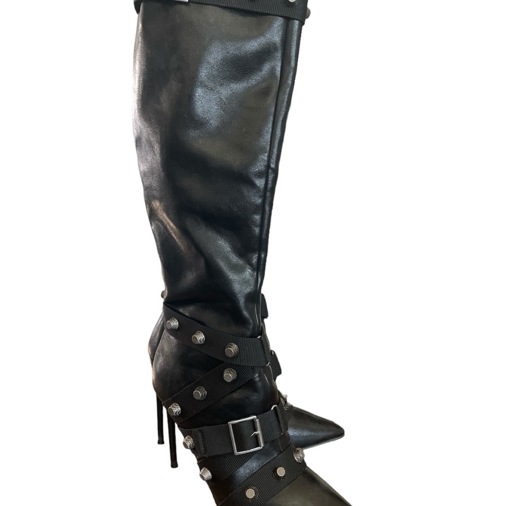 🤩 BOLD and  Fierce Boots! By Steve Madden 🛍️ These are stud-embellished boots!